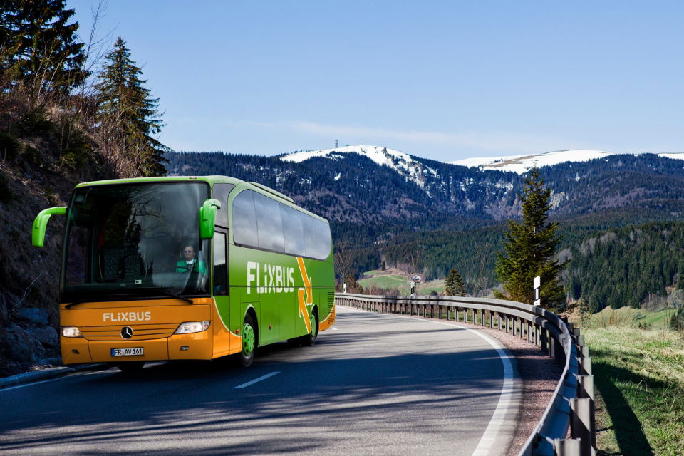 Tovább terjeszkedik a FlixBus: több magyar város is összeköttetésre kerül Szófiával