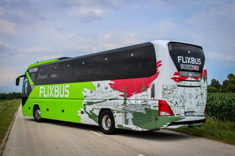 Különleges matricázású Neoplanokkal ünnepli harmadik magyarországi évét a FlixBus