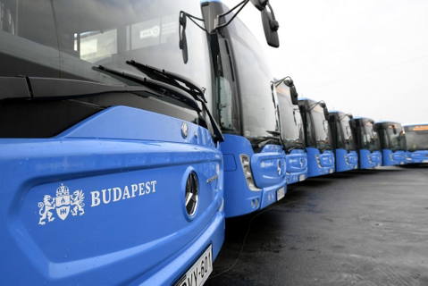 Koronavírus: a csökkenő utasszámhoz igazodik a budapesti nappali és éjszakai járatok menetrendje