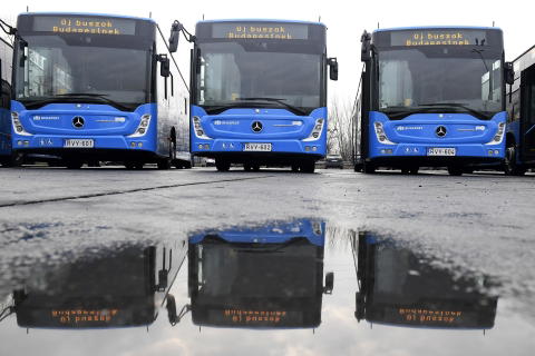 Újgenerációs Mercedes-Benz Conectók Budapest útjain