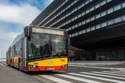 Forgalomban Varsó első új csuklós Solaris villanybusza a 130-ból
