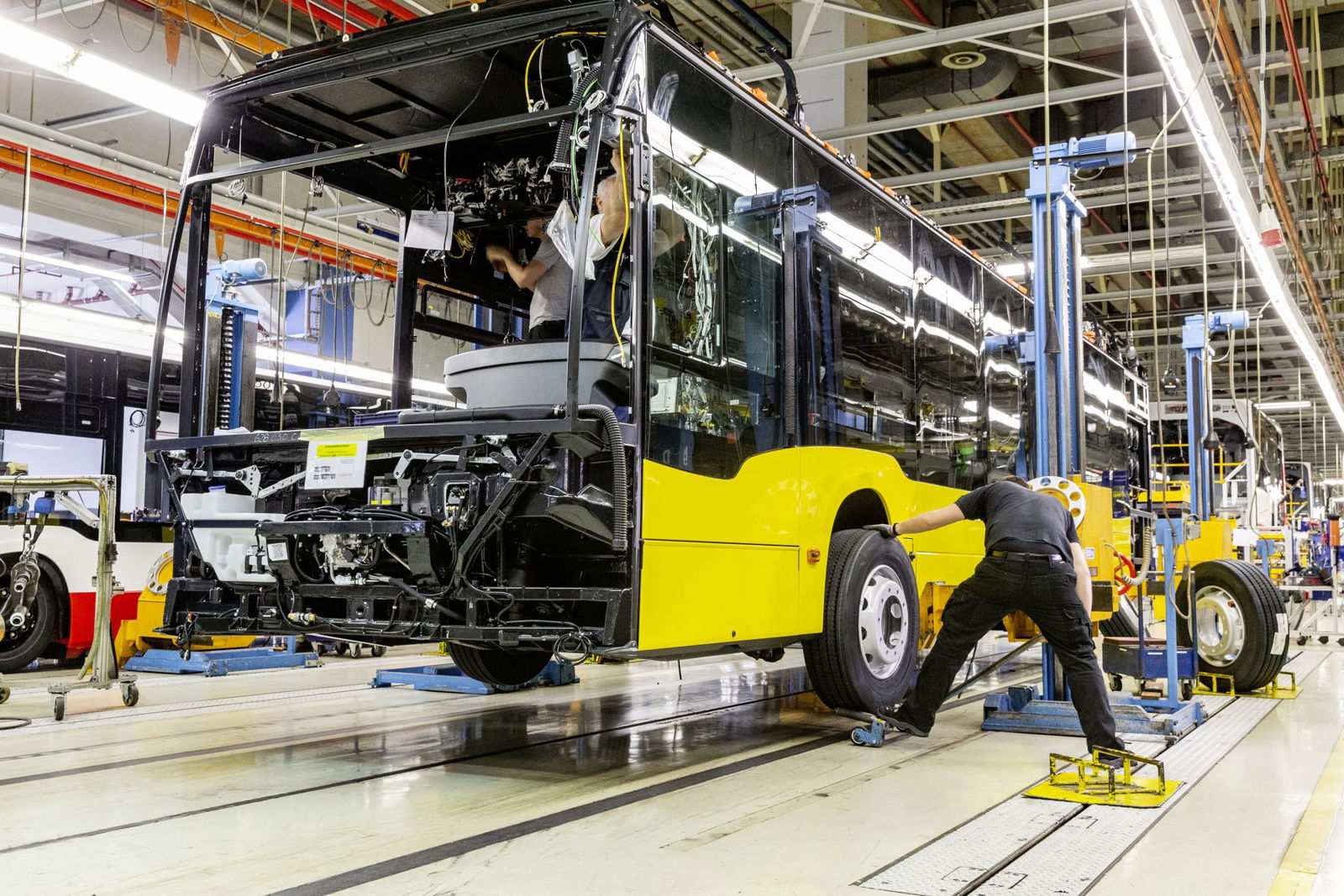 A Daimler AG leállítja európai gyárainak többségét