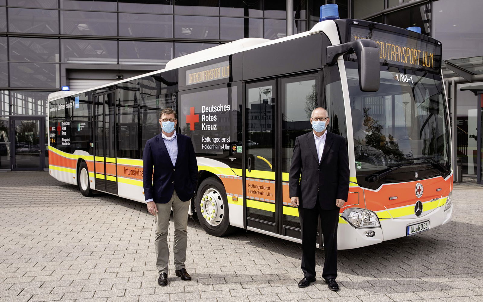 Koronavírusos betegek szállítására szolgáló autóbuszt adott át a Daimler Buses