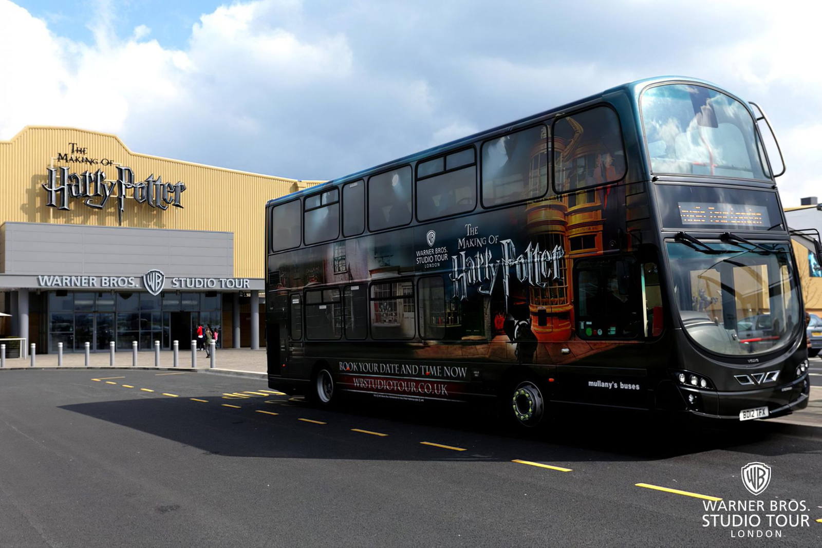Harry Potter-buszokkal szállítják ingyen egy angol kórház dolgozóit