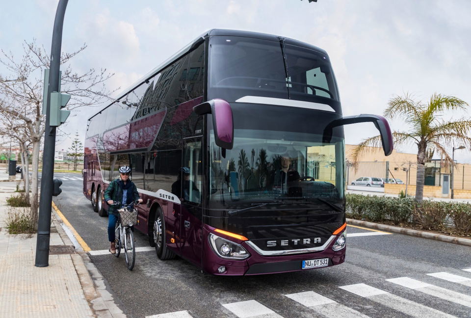 Utólagosan beszerelhető holttérfigyelő rendszert kínál a Daimler