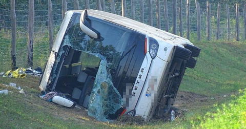 Felborult egy lengyel turistabusz az M5-ös autópályán