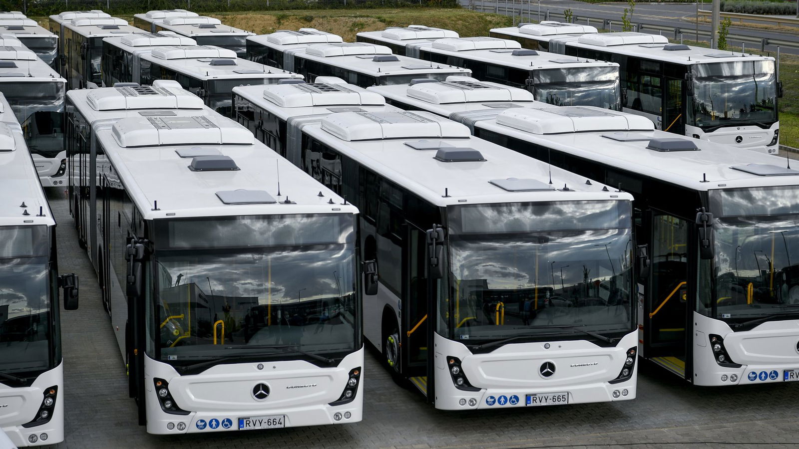Tíz darab csuklós autóbuszt vett át csütörtökön a Volán Buszpark Kft. Debrecenben