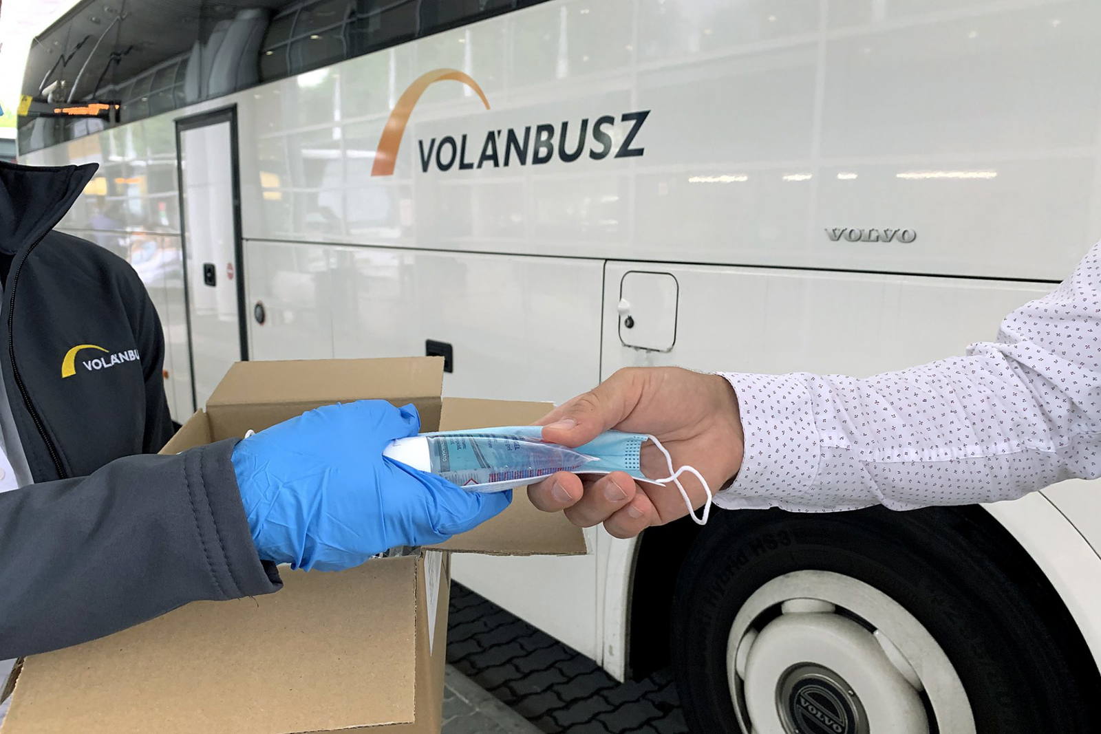 Országszerte 15 ezer maszkot osztott szét utasainak a MÁV és a Volánbusz