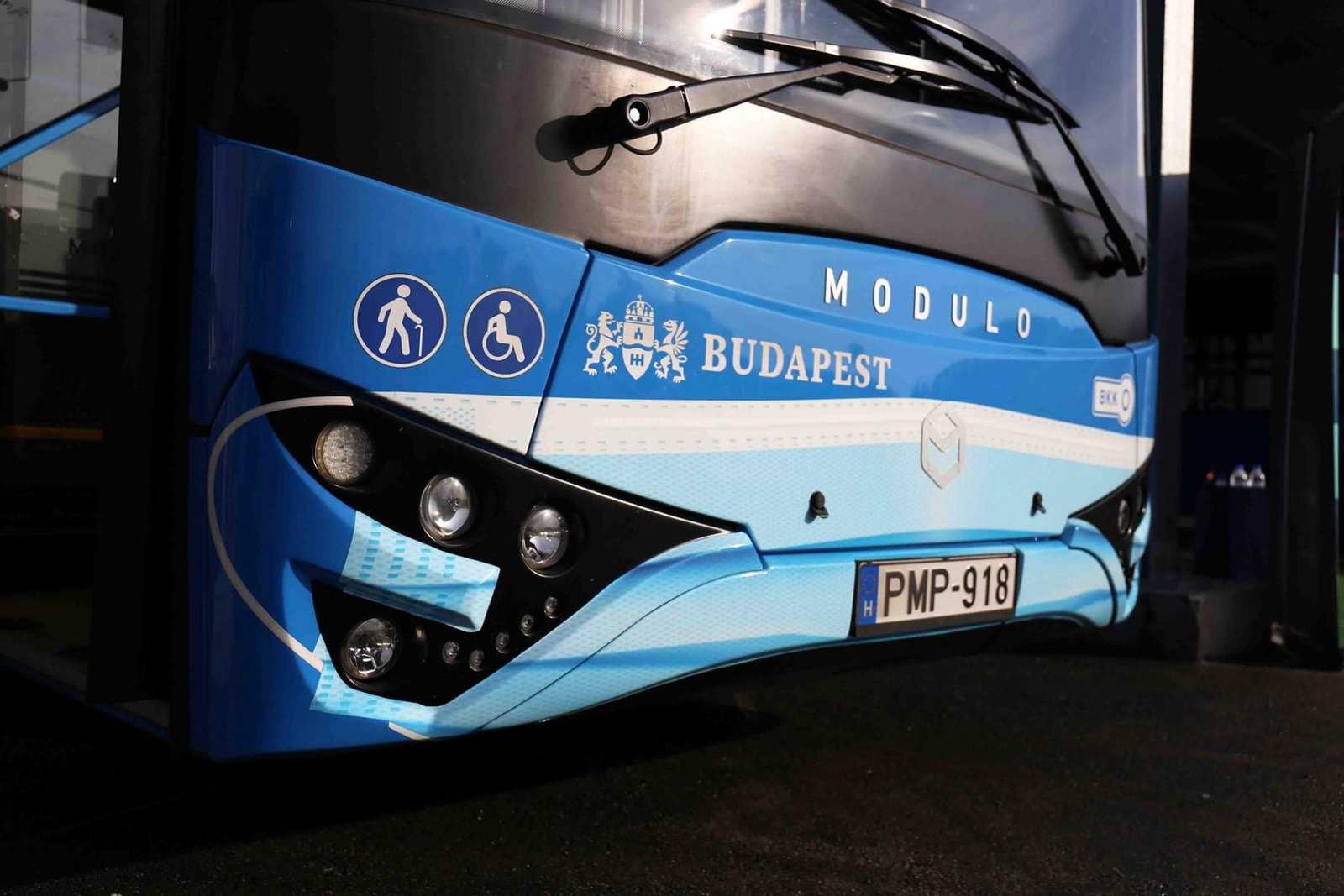 Napelemes busztárolókat adtak át és „maszkos buszokat” mutattak be Kelenföldön
