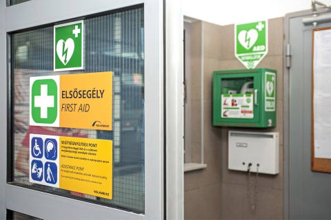 Négy defibrillátort szerzett be a Volánbusz