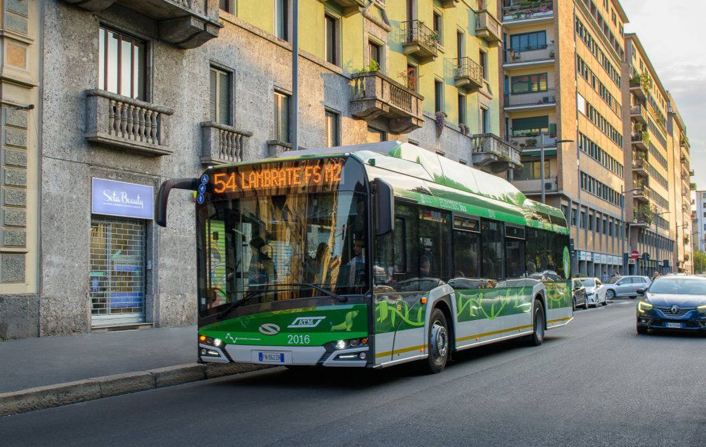 Újabb 100 darab Solaris villanybuszt hív le Milánó