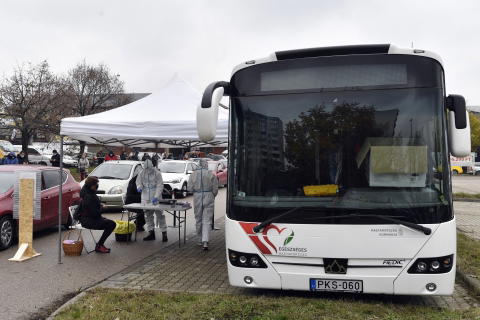 A Credo szűrőbuszok is besegítenek a koronavírus-gyanús esetek tesztelésében