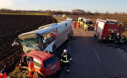 Menetrend szerint közlekedő autóbusszal ütközött egy autó Nagyrévnél