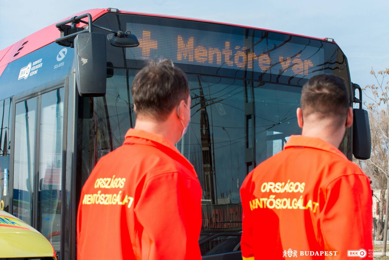 Az OMSZ kérésére ezentúl a járművek kijelzőivel is segíti a BKK a mentők munkáját