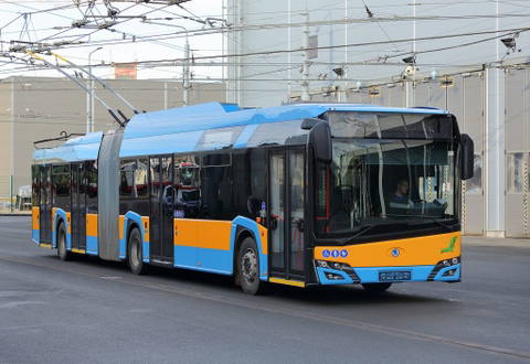 Már áprilisban utasokat szállíthatnak az új Škoda 27 Tr csuklós trolik Szófiában