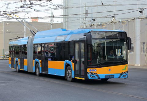 Már áprilisban utasokat szállíthatnak az új Škoda 27 Tr csuklós trolik Szófiában