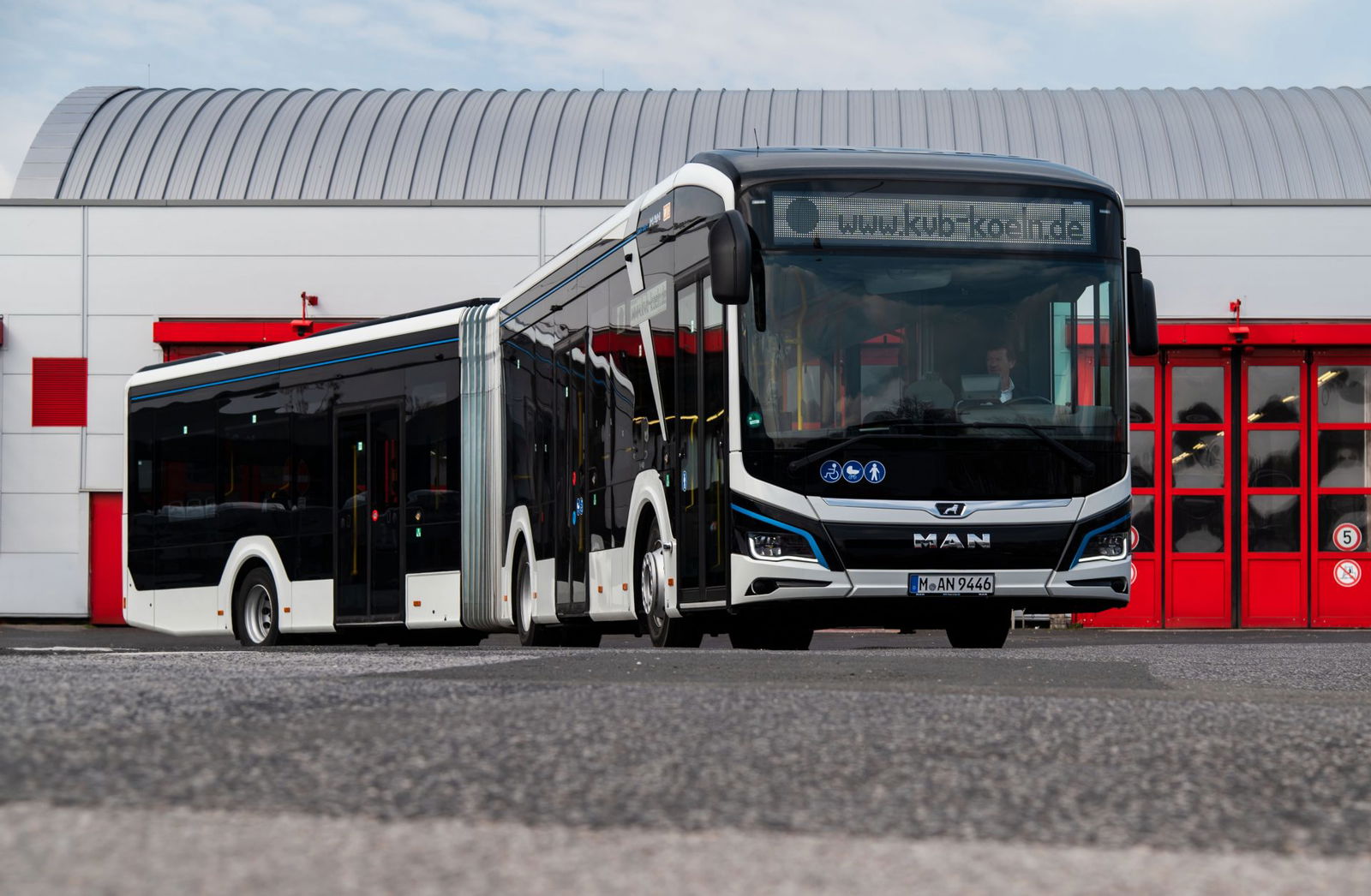 Kölnben áll forgalomba az első csuklós MAN Lion’s City E
