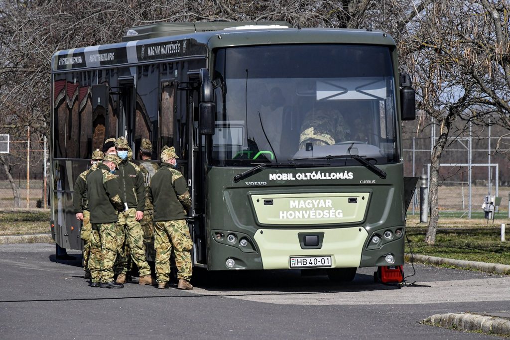 Szolgálatba álltak a katonai oltóbuszok