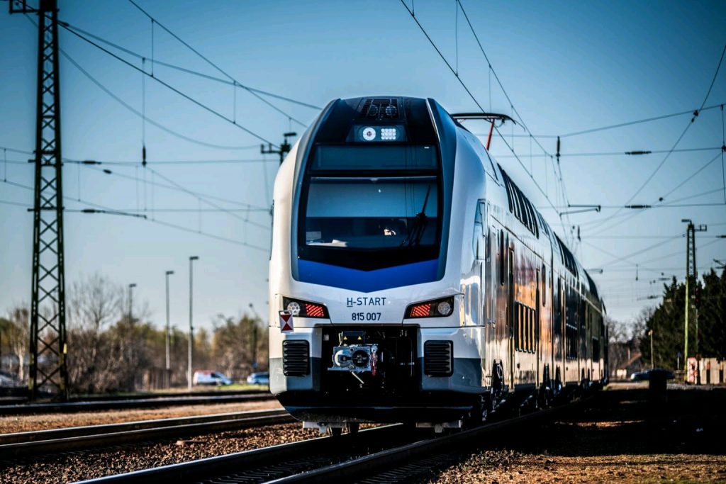 Díjmentesen visszatéríti a márciusi bérletek árát a MÁV-Volán-csoport