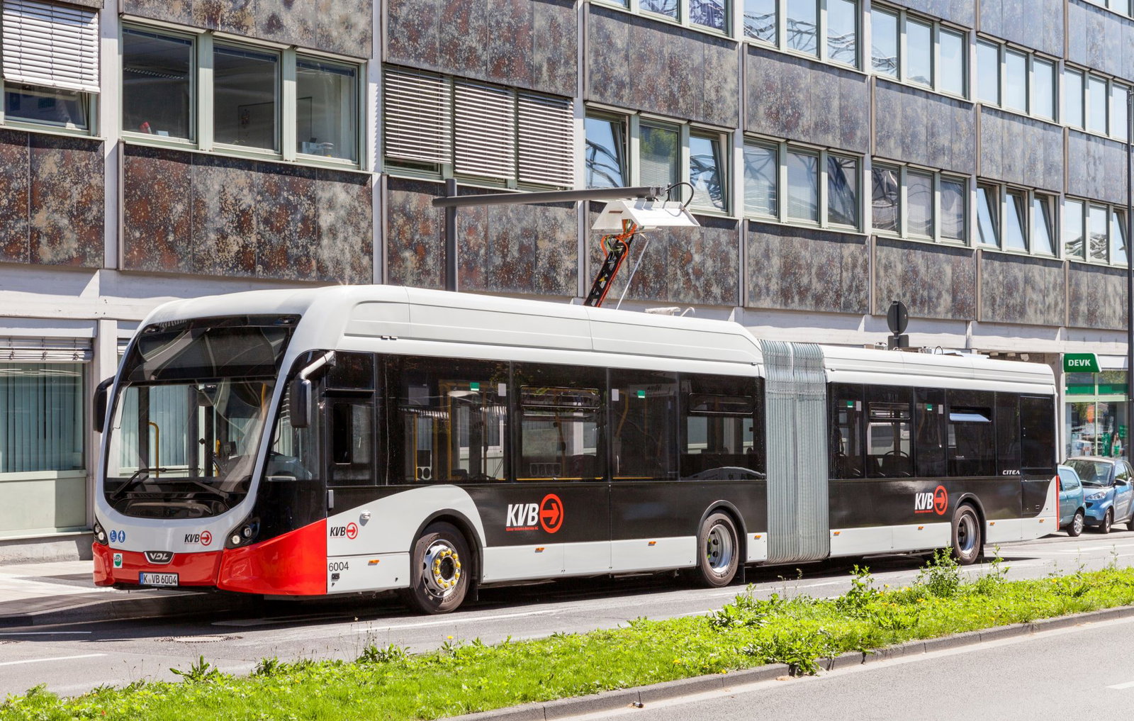 Újabb 51 darab VDL csuklós villanybusszal bővíti flottáját a KVB Köln