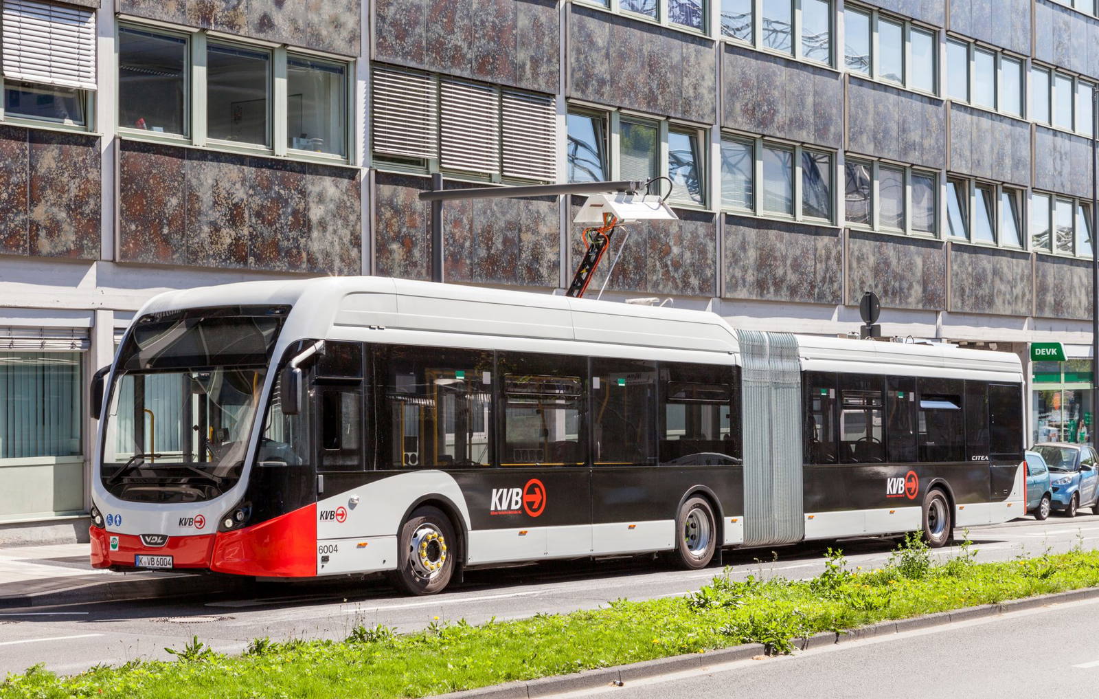 Újabb 51 darab VDL csuklós villanybusszal bővíti flottáját a KVB Köln