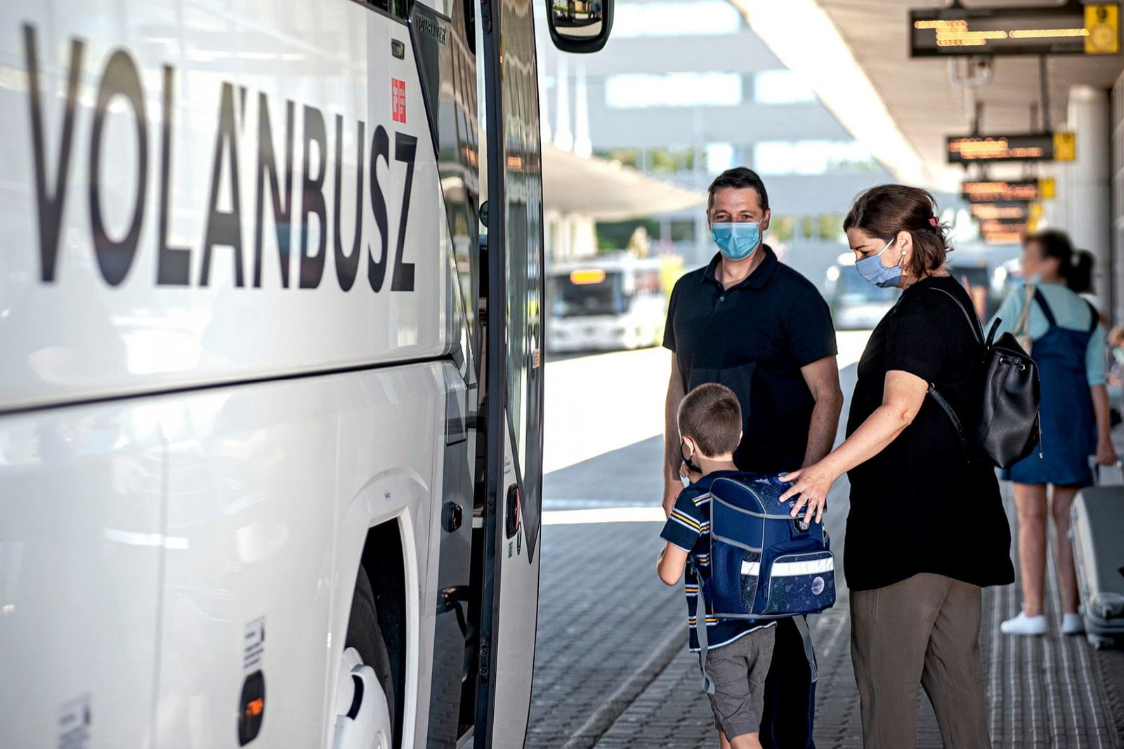 Áprilisban díjmentesen utazhatnak az alsó tagozatos diákok a Volánbusz járatain