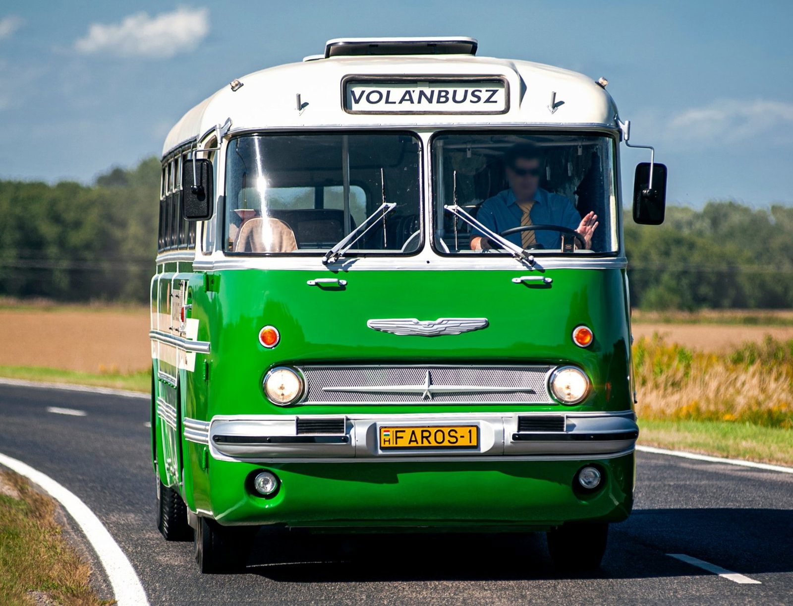 Nosztalgiabuszos kirándulásokat szervez a Volánbusz a pünkösdi hétvégére