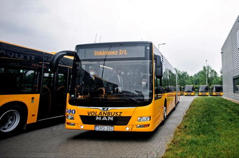 Folyamatosan érkeznek a Volánbuszhoz a tavaly év végén megrendelt MAN csuklósok