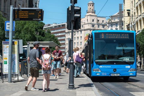 Itt az iskolaszünet, újra használhatók az első ülések a BKK járatain