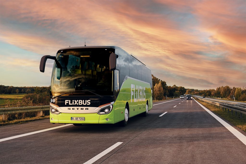Fokozatosan újraindítja magyarországi járatait a FlixBus
