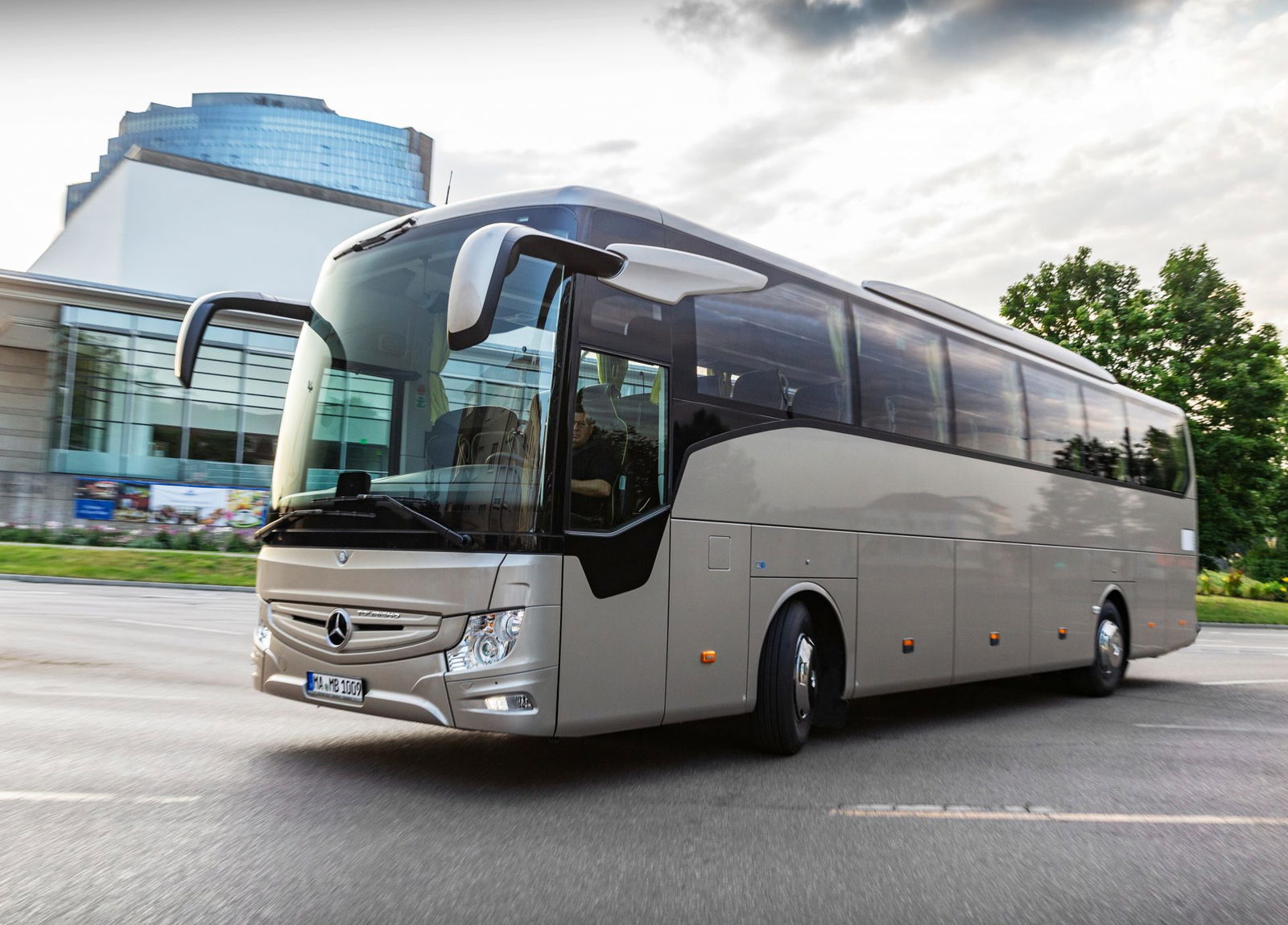 Teherautó- és buszgyártó részlegének 35%-át tartaná meg a Daimler AG