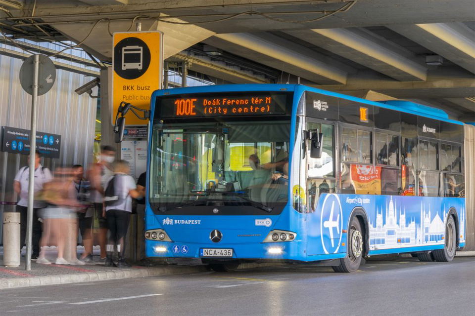 Gyakrabban és hosszabb ideig jár szombattól a 100E reptéri gyorsjárat