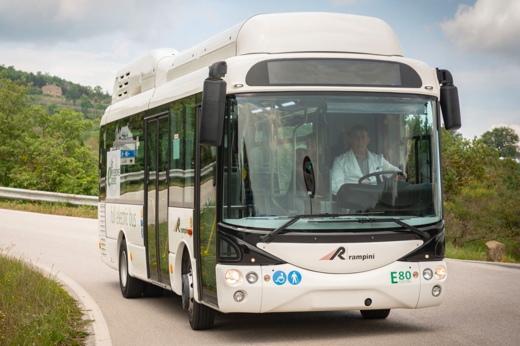 Civitavecchia kikötőjébe kerül az első két hidrogénhajtású Rampini midibusz