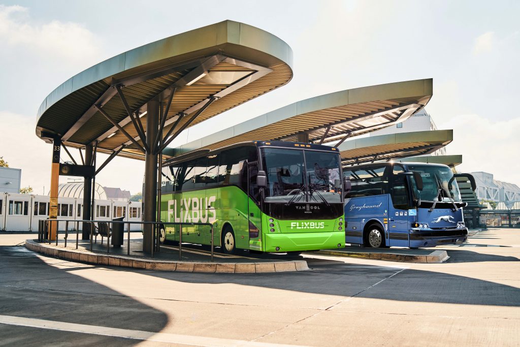 A FlixMobility felvásárolta az amerikai Greyhound busztársaságot