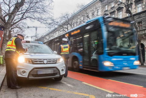 Ezúttal is akadt dolga a buszsávokat ellenőrző rendőröknek