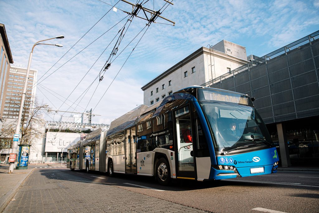 Tallinnban turnézik a Solaris duplacsuklós trolibusza