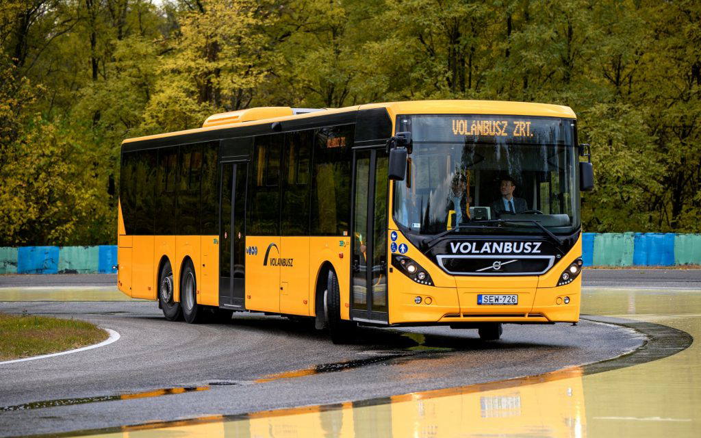 Érkeznek a Volánbusz vadonatúj háromtengelyes Volvói