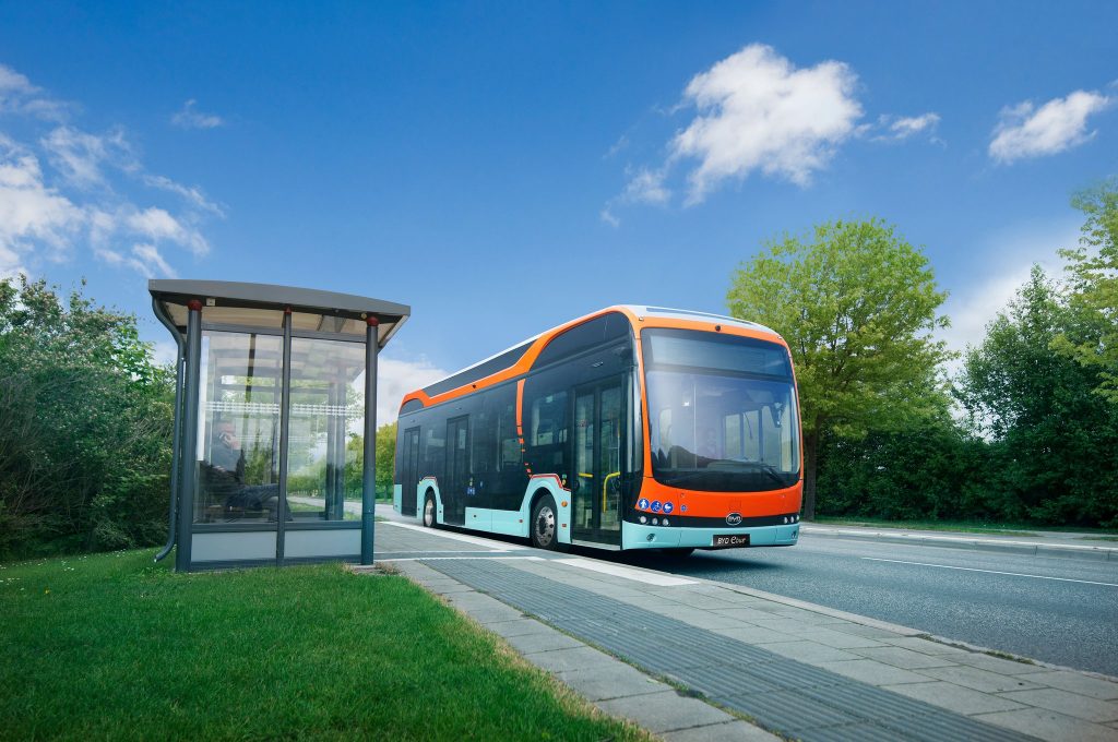 Komáromból érkeznek Barcelona első BYD villanybuszai
