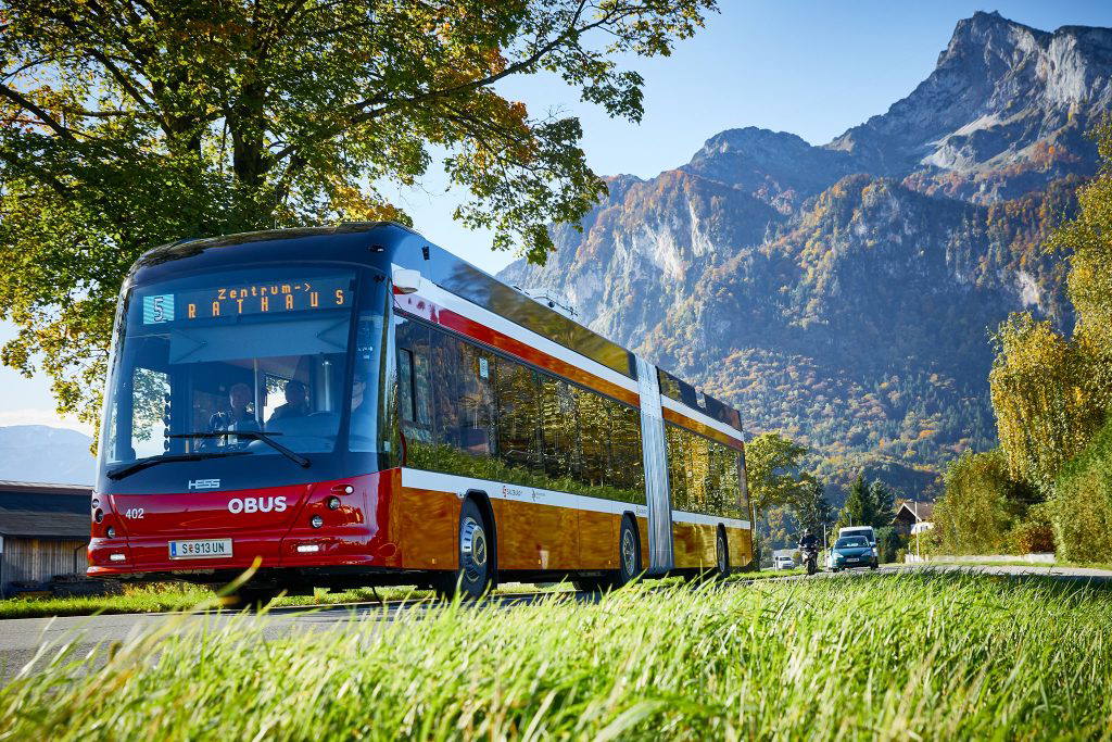 Újabb csuklós trolibuszokat szállít Salzburgba a Hess