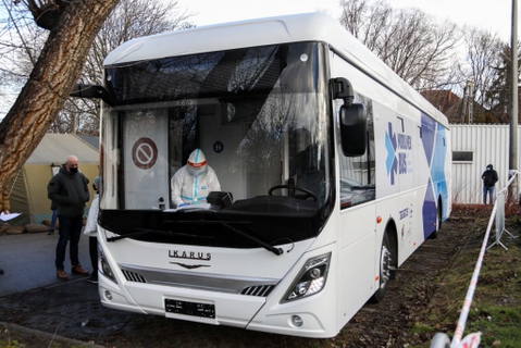 Utazó klinikával segítette ki az Ikarus az OMSZ-t Székesfehérváron
