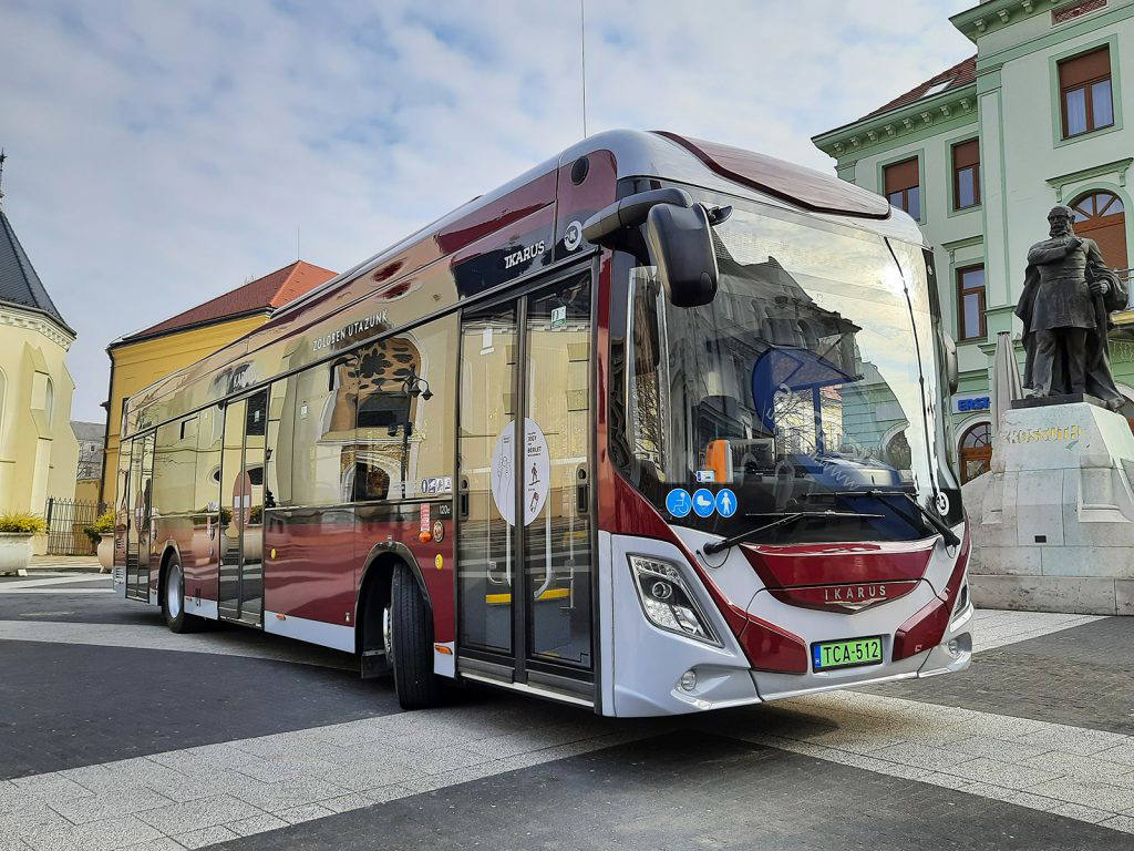 Átadták Kaposvár két vadonatúj Ikarus 120e villanybuszát