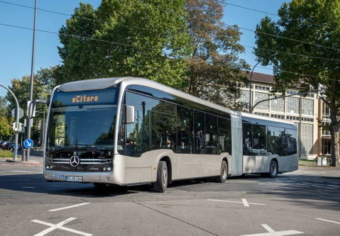 Hétfőtől ez a csuklós eCitaro rója Szolnok utcáit