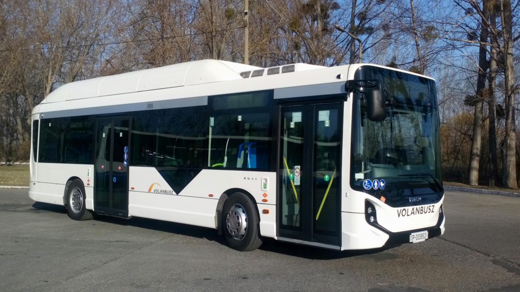 Iveco E-Way midibuszt tesztelnek Pápán