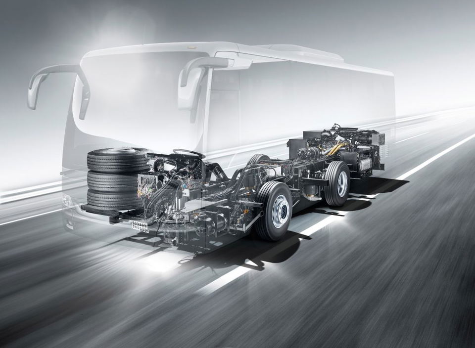 Vezetéstámogató funkciókkal frissül a Mercedes-Benz OC 500 alvázcsalád