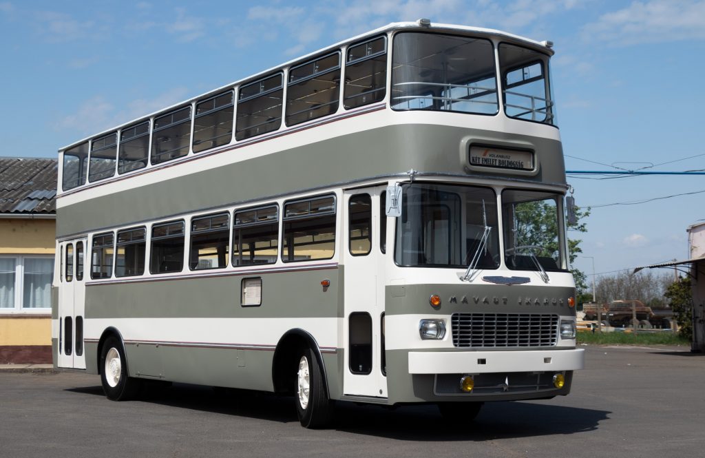 Bemutatkozott a Volánbusz újjászületett MÁVAUT-Ikarus 556-os emeletes busza