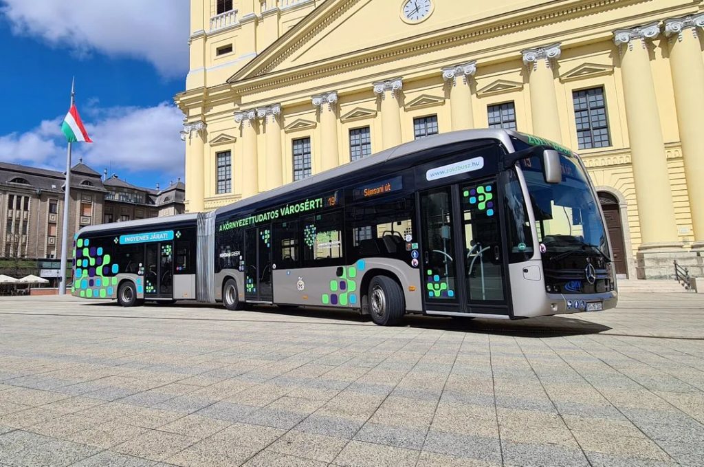 Debrecen is teszteli a Mercedes-Benz csuklós villanybuszát