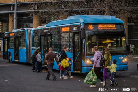 Továbbra is ingyenesen utazhatnak az ukrajnai menekültek a BKK járatain