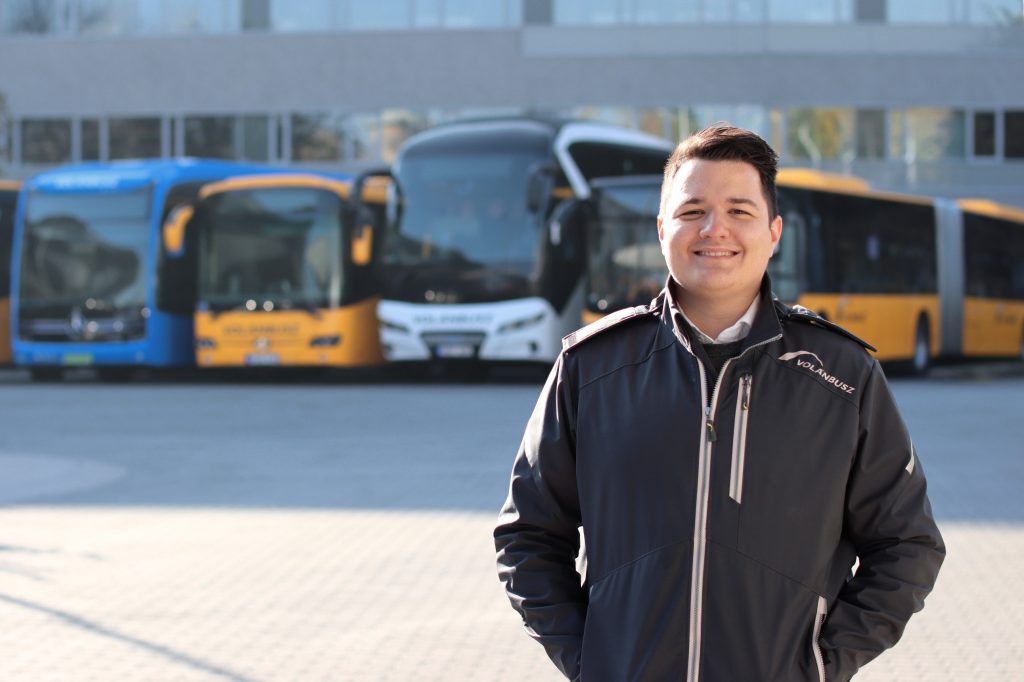 Praktikusabb, kényelmesebb formaruhára vált a Volánbusz