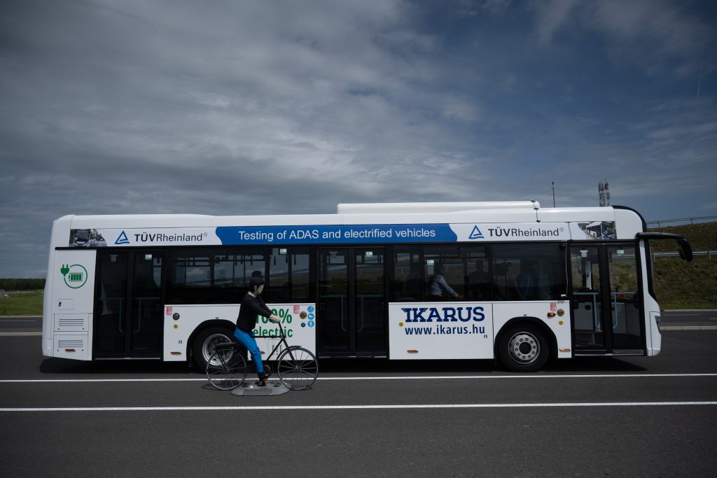 Teszteli a 2024-től kötelező holttérfigyelő rendszert az Ikarus