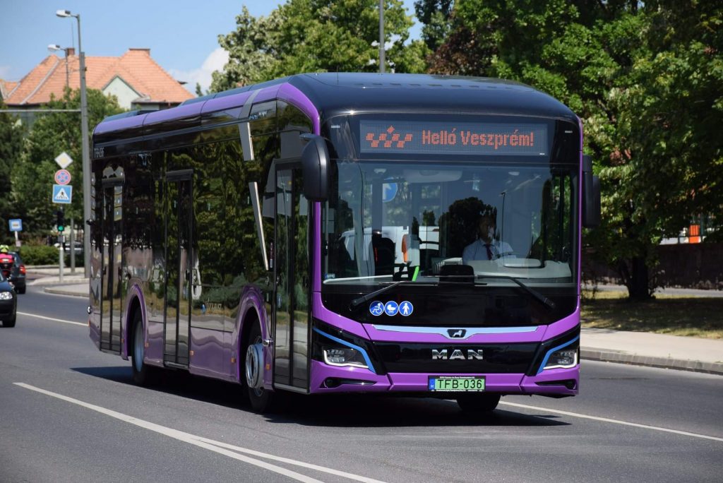 Átadták a V-Busz elektromos „városi oroszlánjait”